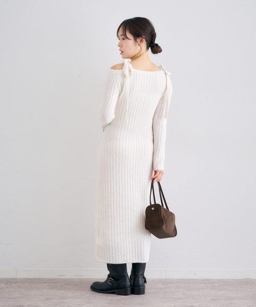 U by SPICK&SPAN（ユーバイスピックアンドスパン）の「オフショルリボンニットワンピース（ワンピース・レディース・ホワイト/ブラック・36/38）」の16枚目の写真