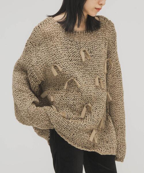 KBF（ケイビーエフ）の「テープヤーンリボンオーバーニット（ニット/セーター・レディース・ライトカーキ/ダークブラウン/アイボリー・ONE）」の4枚目の写真