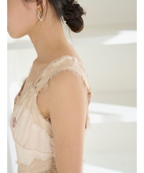 SNIDEL（スナイデル）の「レーストリムプリントキャミワンピース（ワンピース・レディース・ブラック/アイボリー/イエロー・1/0）」の22枚目の写真