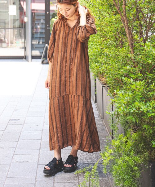 Ray BEAMS(レイビームス)の「リネン バルーンスリーブ ワンピース(ワンピース・レディース・ブルー/ダークブラウン/ブラック・ONE SIZE)」の7枚目の写真