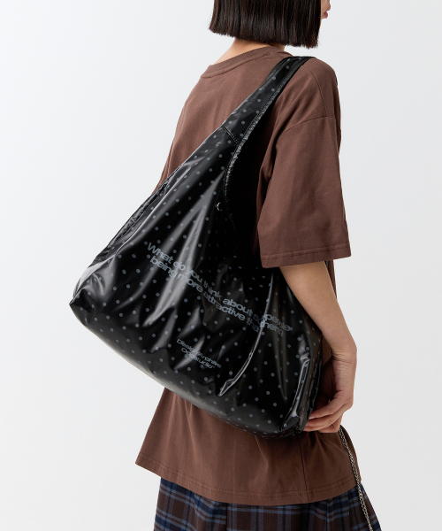 ODD STUDIO（オッドスタジオ）の「アトラクティブグロッシーショルダーバッグ - BLACK DOT（ショルダーバッグ・レディース・ブラック・ONE）」の11枚目の写真