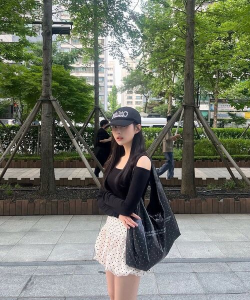 ODD STUDIO（オッドスタジオ）の「アトラクティブグロッシーショルダーバッグ - BLACK DOT（ショルダーバッグ・レディース・ブラック・ONE）」の2枚目の写真