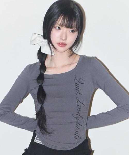 ILLIGO(イリゴ)の「レタリングスリムシャーリングロングスリーブチャコール(Tシャツ/カットソー・レディース・その他・SMALL/MEDIUM)」の2枚目の写真