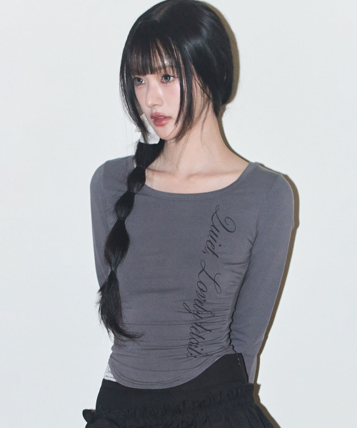 ILLIGO(イリゴ)の「レタリングスリムシャーリングロングスリーブチャコール(Tシャツ/カットソー・レディース・その他・SMALL/MEDIUM)」の3枚目の写真