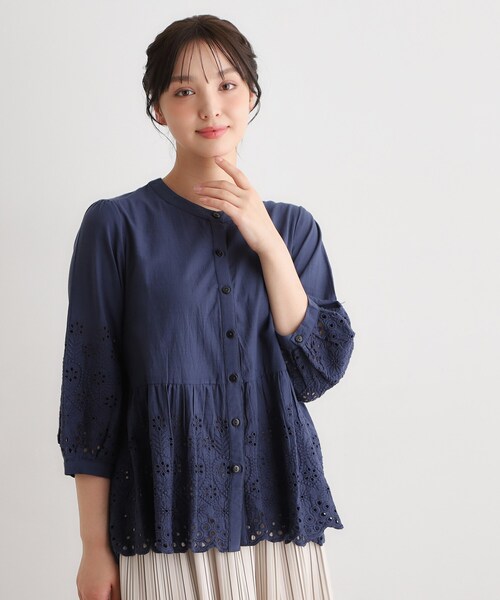 LAURA ASHLEY(ローラアシュレイ)の「【羽織に使える/コットン100%】キャンブリックカットワークブラウス(シャツ/ブラウス・レディース・ネイビー/オフホワイト/グリーン系・40/38)」の3枚目の写真