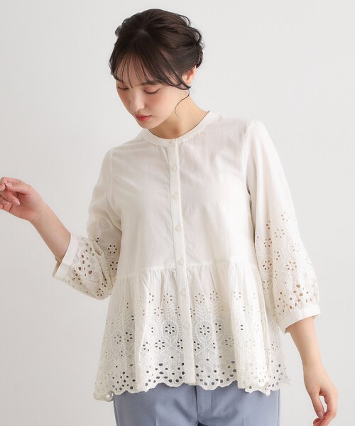 LAURA ASHLEY(ローラアシュレイ)の「【羽織に使える/コットン100%】キャンブリックカットワークブラウス(シャツ/ブラウス・レディース・ネイビー/オフホワイト/グリーン系・40/38)」の2枚目の写真
