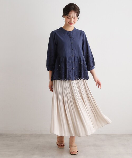 LAURA ASHLEY(ローラアシュレイ)の「【羽織に使える/コットン100%】キャンブリックカットワークブラウス(シャツ/ブラウス・レディース・ネイビー/オフホワイト/グリーン系・40/38)」の13枚目の写真