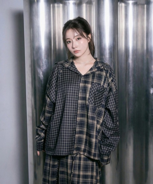 ANDGEEBEE(アンジービー)の「ドッキングチェックフーディシャツ(シャツ/ブラウス・レディース・ネイビー/ブラック・FREE)」の3枚目の写真