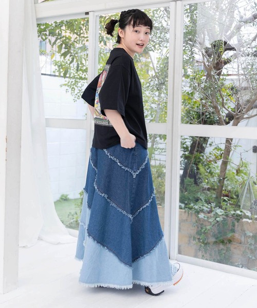ScoLar（スカラー）の「ScoLar(スカラー) 蝶刺繍or配色 スパイラル切替フリンジデニムスカート（デニムスカート・レディース・ネイビー・MEDIUM）」の15枚目の写真