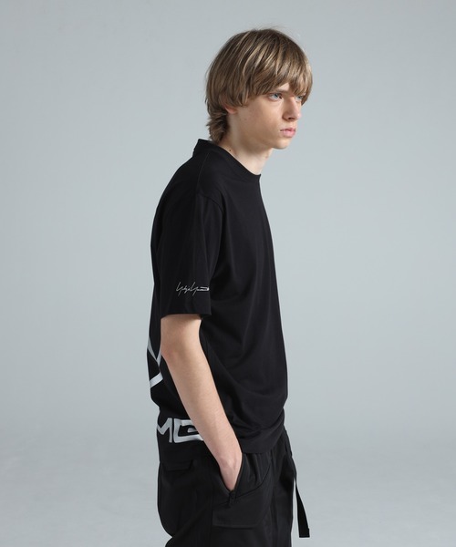 Y-3(ワイスリー)の「Y-3 MERCEDES - AMG PETRONAS FORMULA 1 TEAM CHAOS LOGO SHORT SLEEVE TEE(Tシャツ/カットソー・メンズ・ブラック・X-SMALL/SMALL/MEDIUM/LARGE/X-LARGE/XX-LARGE/XX-SMALL)」の5枚目の写真