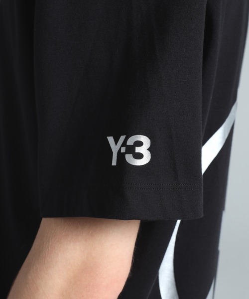 Y-3(ワイスリー)の「Y-3 MERCEDES - AMG PETRONAS FORMULA 1 TEAM CHAOS LOGO SHORT SLEEVE TEE(Tシャツ/カットソー・メンズ・ブラック・X-SMALL/SMALL/MEDIUM/LARGE/X-LARGE/XX-LARGE/XX-SMALL)」の8枚目の写真