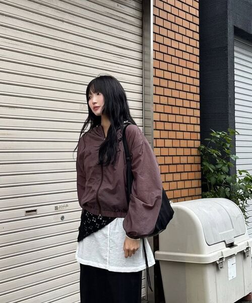 WEDNESDAYOASISFORWOMEN(ウェンズデー オアシス フォー ウーマン)の「シアーフードパーカーウィンドブレーカー_DARK PURPLE(W25-OT02)(ナイロンジャケット・レディース・ダークパープル・OS)」の2枚目の写真