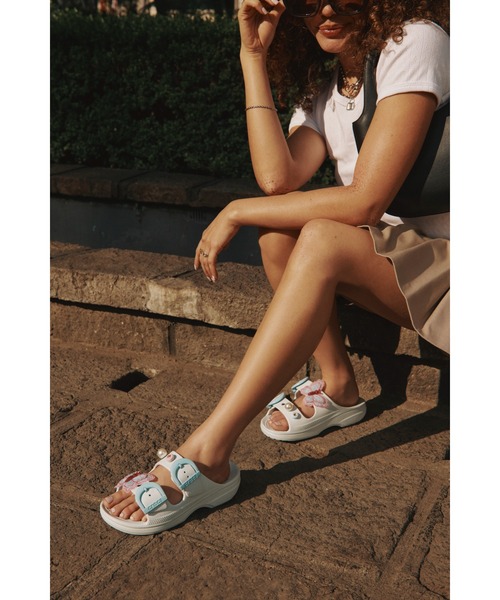 crocs(クロックス)の「クロックス サタデー エナメル バックル サンダル W / crocs SaturdayEnamelBuckleSandalW(サンダル・レディース・ライトブルー/アイボリー・25cm/24cm/23cm/22cm/27cm/26cm/21cm)」の7枚目の写真