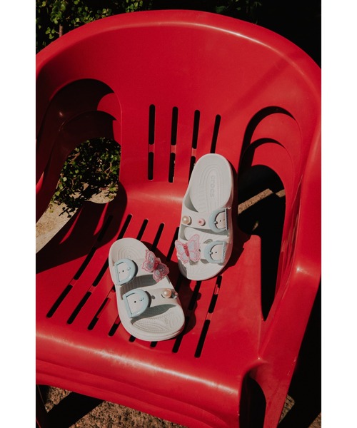 crocs(クロックス)の「クロックス サタデー エナメル バックル サンダル W / crocs SaturdayEnamelBuckleSandalW(サンダル・レディース・ライトブルー/アイボリー・25cm/24cm/23cm/22cm/27cm/26cm/21cm)」の5枚目の写真