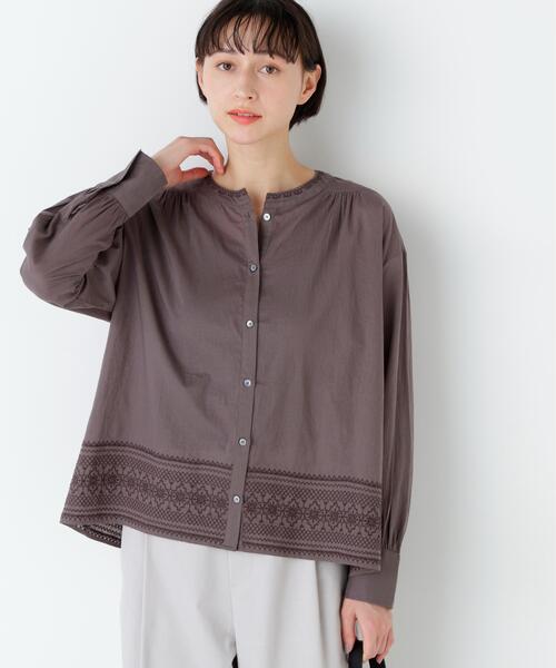 human woman（ヒューマンウーマン）の「◆【ウォッシャブル】インド刺繍ノーカラーブラウス（シャツ/ブラウス・レディース・ブラウン系その他/ホワイト・MEDIUM）」の2枚目の写真