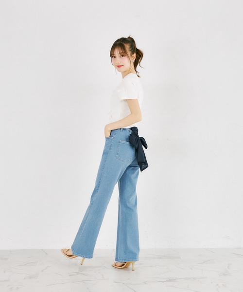 tocco closet（トッコ　クローゼット）の「バックシアーリボン付きセミフレアストレッチデニムパンツ（デニムパンツ・レディース・インディゴブルー/ライトブルー・M）」の5枚目の写真