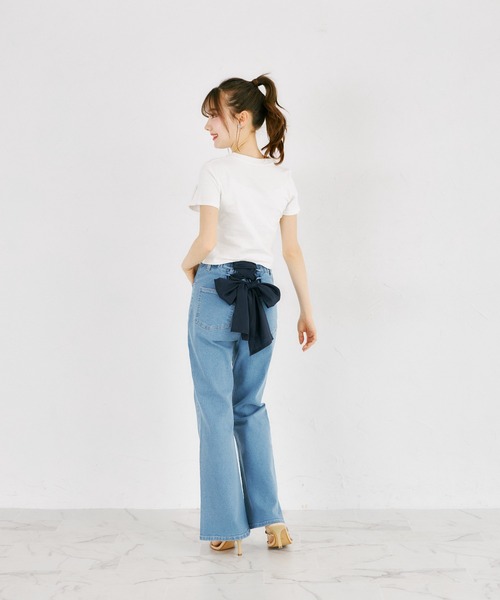 tocco closet（トッコ　クローゼット）の「バックシアーリボン付きセミフレアストレッチデニムパンツ（デニムパンツ・レディース・インディゴブルー/ライトブルー・M）」の6枚目の写真