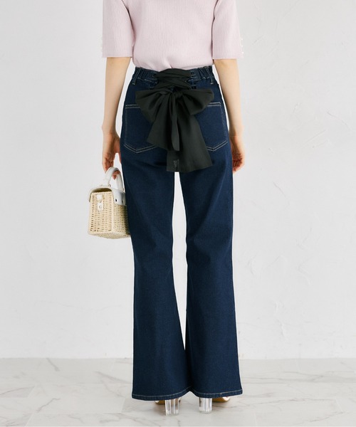 tocco closet（トッコ　クローゼット）の「バックシアーリボン付きセミフレアストレッチデニムパンツ（デニムパンツ・レディース・インディゴブルー/ライトブルー・M）」の18枚目の写真
