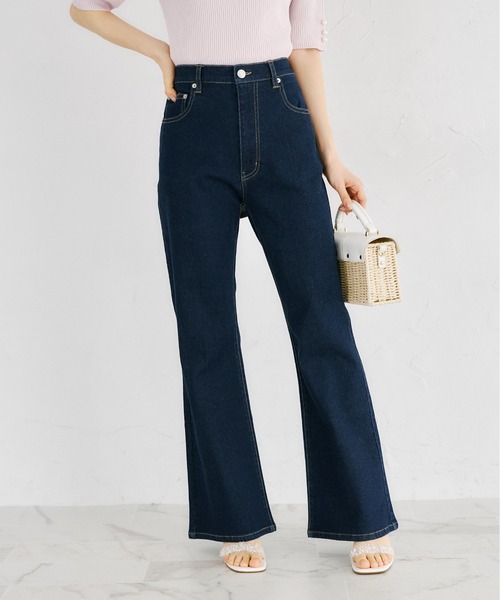 tocco closet（トッコ　クローゼット）の「バックシアーリボン付きセミフレアストレッチデニムパンツ（デニムパンツ・レディース・インディゴブルー/ライトブルー・M）」の17枚目の写真