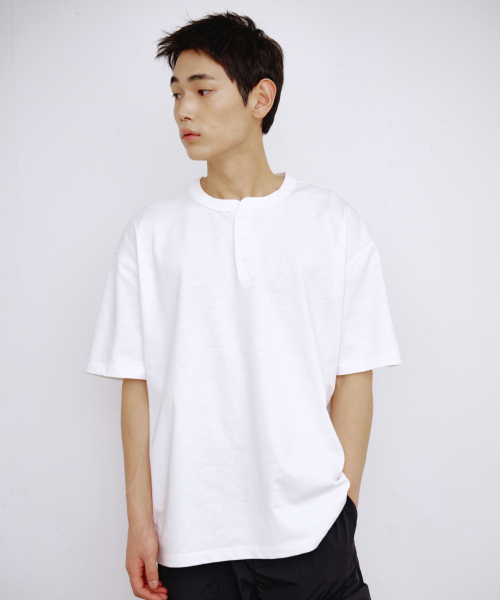 KALAPATTHAR(カラパタール)の「HENLEY NECK SHORT-SLEEVED T-SHIRT - WHITE(Tシャツ/カットソー・メンズ・その他・X-LARGE/MEDIUM/LARGE)」の1枚目の写真