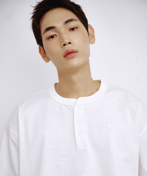 KALAPATTHAR(カラパタール)の「HENLEY NECK SHORT-SLEEVED T-SHIRT - WHITE(Tシャツ/カットソー・メンズ・その他・X-LARGE/MEDIUM/LARGE)」の2枚目の写真