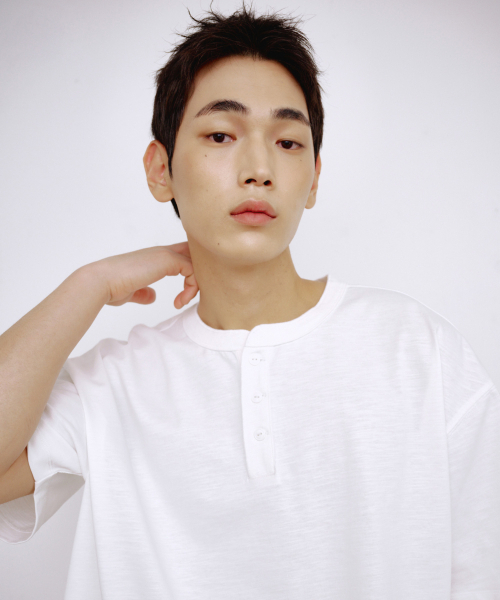 KALAPATTHAR(カラパタール)の「HENLEY NECK SHORT-SLEEVED T-SHIRT - WHITE(Tシャツ/カットソー・メンズ・その他・X-LARGE/MEDIUM/LARGE)」の3枚目の写真