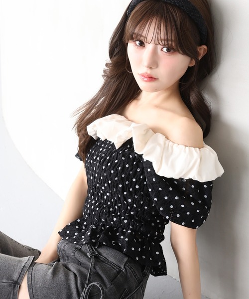 one after another NICE CLAUP(ワンアフターアナザーナイスクラップ)の「2WAYシャーリングブラウス(シャツ/ブラウス・レディース・ブラック系その他/ホワイト系その他/ブラック・FREE)」の2枚目の写真