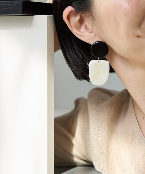 水牛角モノトーンピアス（ピアス（両耳用））｜ear PAPILLONNER