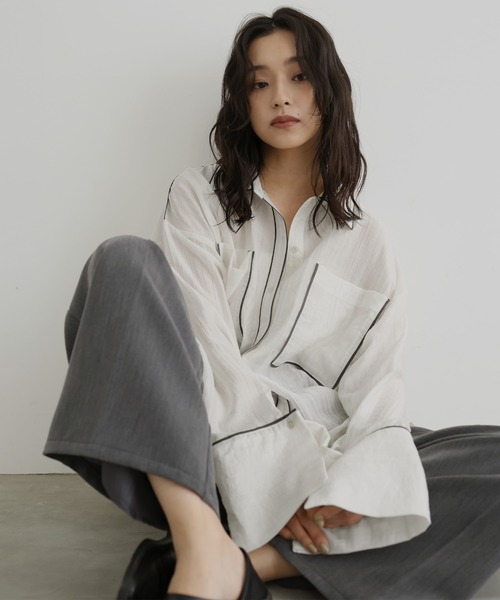 hellam(へラム)の「配色パイピング オーバーサイズシアーシャツ(Tシャツ/カットソー・レディース・ホワイト/ブルー/イエロー/ブラウン・FREE)」の2枚目の写真