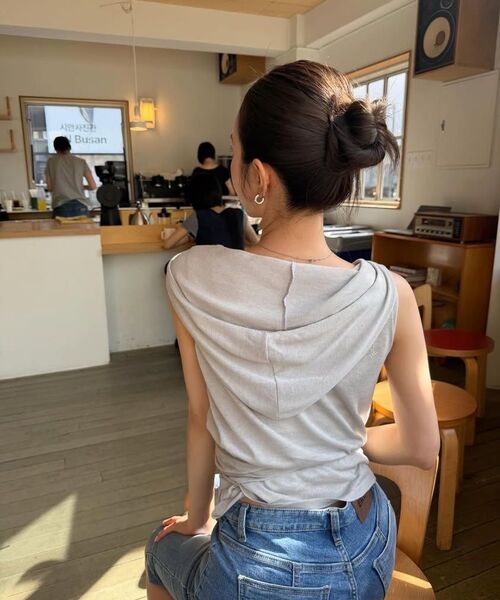 ERER(エルエル)の「Hotfix hooded Sleeveless knit Melange Gray(Tシャツ/カットソー・レディース・ライトグレー・F)」の2枚目の写真