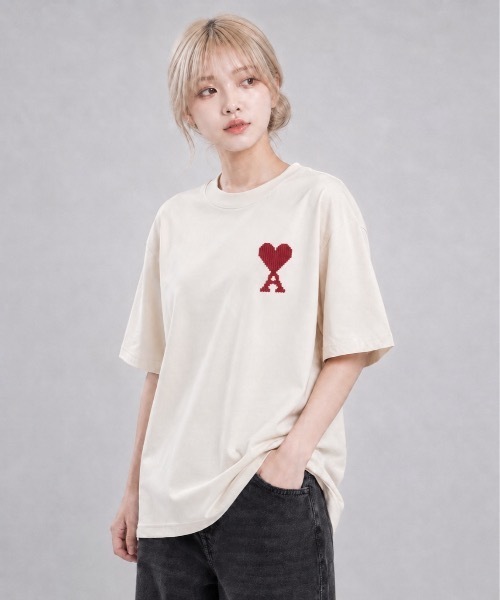 AMI Alexandre Mattiussi(アミアレクサンドルマテュッシ)の「AMI PARIS / Ami De Coeur Logo-Embroidered T-Shirt(Tシャツ/カットソー・レディース・キャメル/クリーム・SMALL/MEDIUM/LARGE/X-LARGE)」の1枚目の写真