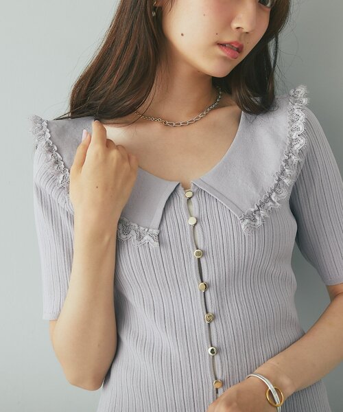 La boutique BonBon(ラブティックボンボン)の「【インしなくてもスタイルUP】襟レーストリミング金ボタンニット(ニット/セーター・レディース・ホワイト/ネイビー/バイオレット・FREE)」の4枚目の写真