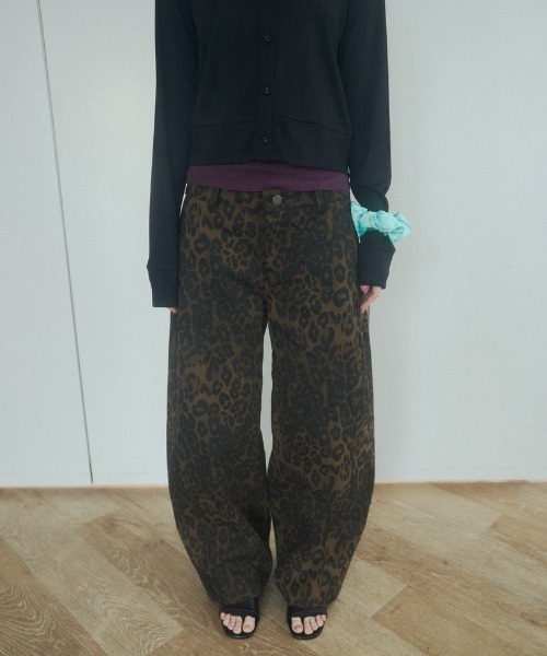 chernyy（チェルニー）の「chernyy low-waist wide cotton pants / ローウエストワイドコットンパンツ（その他パンツ・レディース・レオパード/ブラック・SMALL/LARGE/MEDIUM）」の2枚目の写真