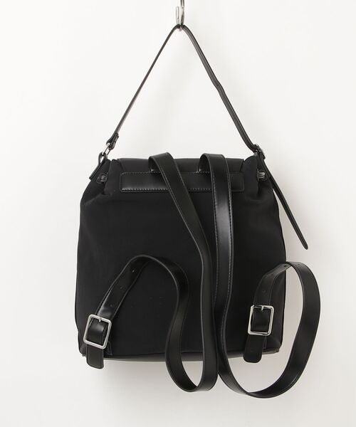 Guess（ゲス）の「SAGE Flap Backpack（バックパック/リュック・レディース・ストーン/ブラック・ONE SIZE）」の3枚目の写真