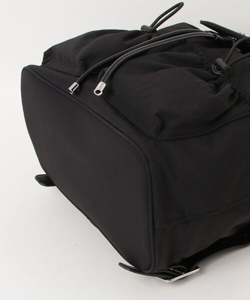 Guess（ゲス）の「SAGE Flap Backpack（バックパック/リュック・レディース・ストーン/ブラック・ONE SIZE）」の4枚目の写真