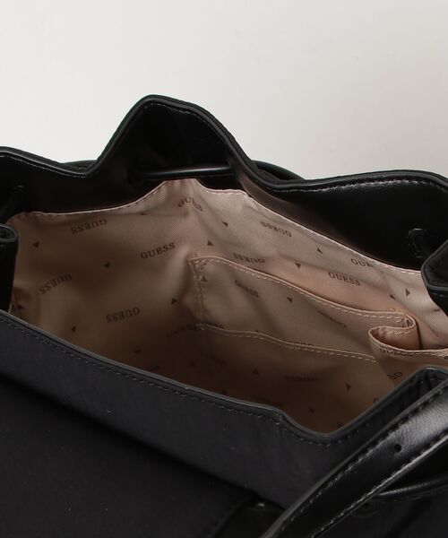 Guess（ゲス）の「SAGE Flap Backpack（バックパック/リュック・レディース・ストーン/ブラック・ONE SIZE）」の5枚目の写真