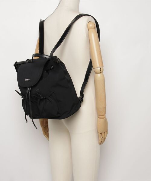 Guess（ゲス）の「SAGE Flap Backpack（バックパック/リュック・レディース・ストーン/ブラック・ONE SIZE）」の6枚目の写真
