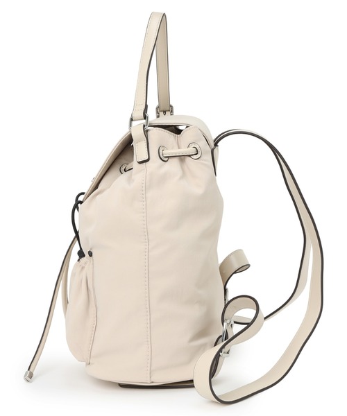Guess（ゲス）の「SAGE Flap Backpack（バックパック/リュック・レディース・ストーン/ブラック・ONE SIZE）」の8枚目の写真