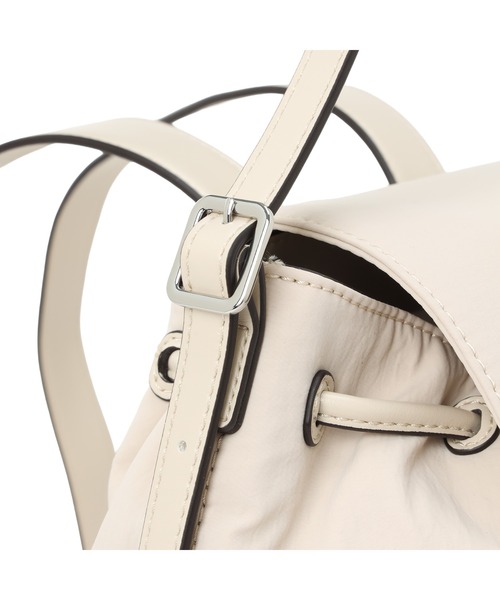 Guess（ゲス）の「SAGE Flap Backpack（バックパック/リュック・レディース・ストーン/ブラック・ONE SIZE）」の11枚目の写真