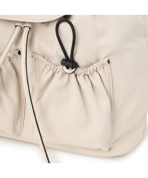 Guess（ゲス）の「SAGE Flap Backpack（バックパック/リュック・レディース・ストーン/ブラック・ONE SIZE）」の12枚目の写真