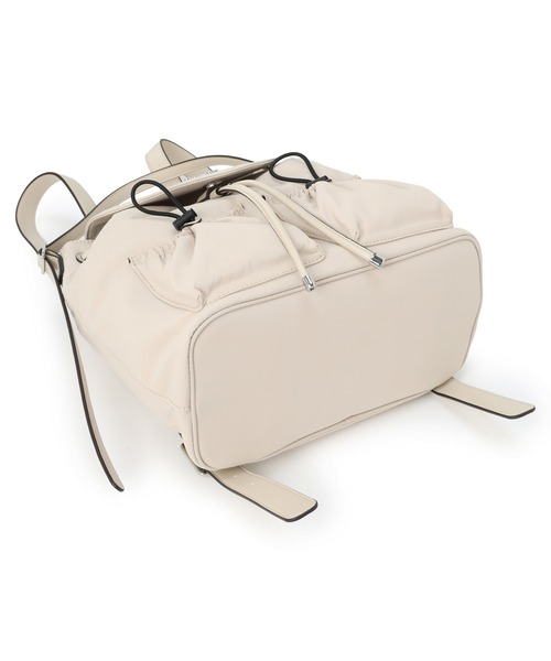 Guess（ゲス）の「SAGE Flap Backpack（バックパック/リュック・レディース・ストーン/ブラック・ONE SIZE）」の15枚目の写真