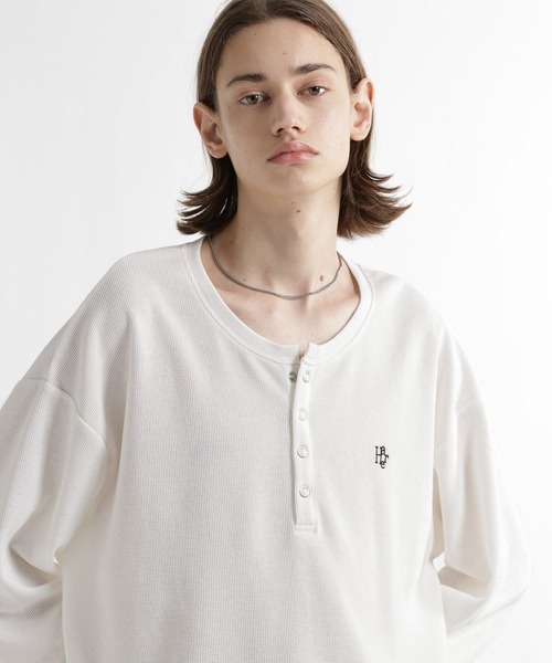 HARE(ハレ)の「HAロゴヘンリ-ネックカット(HARE)(Tシャツ/カットソー・メンズ・ホワイト/ブラック/ネイビー/グレー・SMALL/MEDIUM)」の2枚目の写真