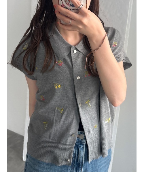 Te chichi(テチチ)の「フラワー刺繍ポロカラーニット(ニット/セーター・レディース・ブラック/カーキ/グレー・F)」の3枚目の写真