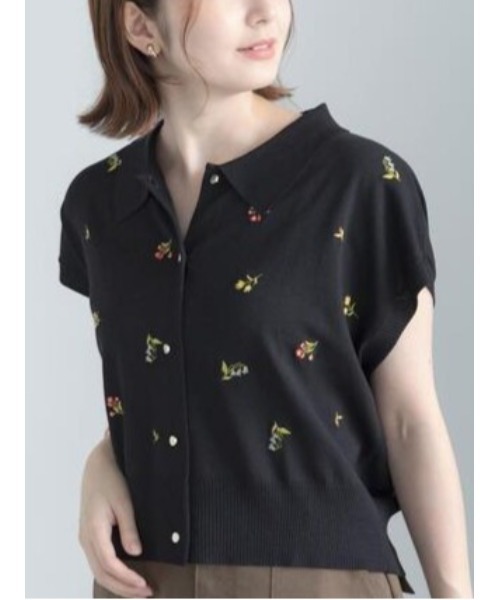 Te chichi(テチチ)の「フラワー刺繍ポロカラーニット(ニット/セーター・レディース・ブラック/カーキ/グレー・F)」の2枚目の写真