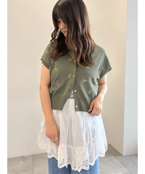Te chichi(テチチ)の「フラワー刺繍ポロカラーニット(ニット/セーター・レディース・ブラック/カーキ/グレー・F)」の16枚目の写真