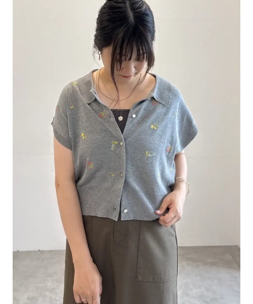 Te chichi(テチチ)の「フラワー刺繍ポロカラーニット(ニット/セーター・レディース・ブラック/カーキ/グレー・F)」の5枚目の写真