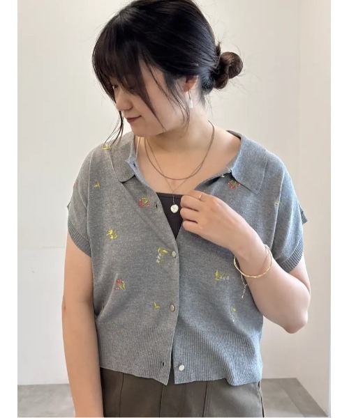 Te chichi(テチチ)の「フラワー刺繍ポロカラーニット(ニット/セーター・レディース・ブラック/カーキ/グレー・F)」の6枚目の写真