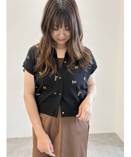 Te chichi(テチチ)の「フラワー刺繍ポロカラーニット(ニット/セーター・レディース・ブラック/カーキ/グレー・F)」の9枚目の写真
