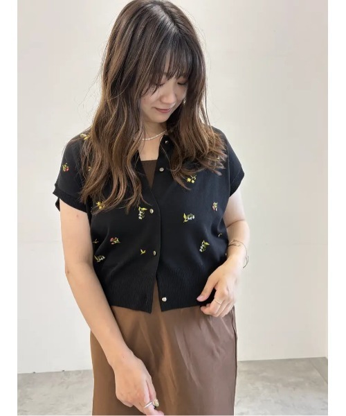 Te chichi(テチチ)の「フラワー刺繍ポロカラーニット(ニット/セーター・レディース・ブラック/カーキ/グレー・F)」の10枚目の写真