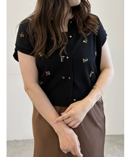 Te chichi(テチチ)の「フラワー刺繍ポロカラーニット(ニット/セーター・レディース・ブラック/カーキ/グレー・F)」の11枚目の写真